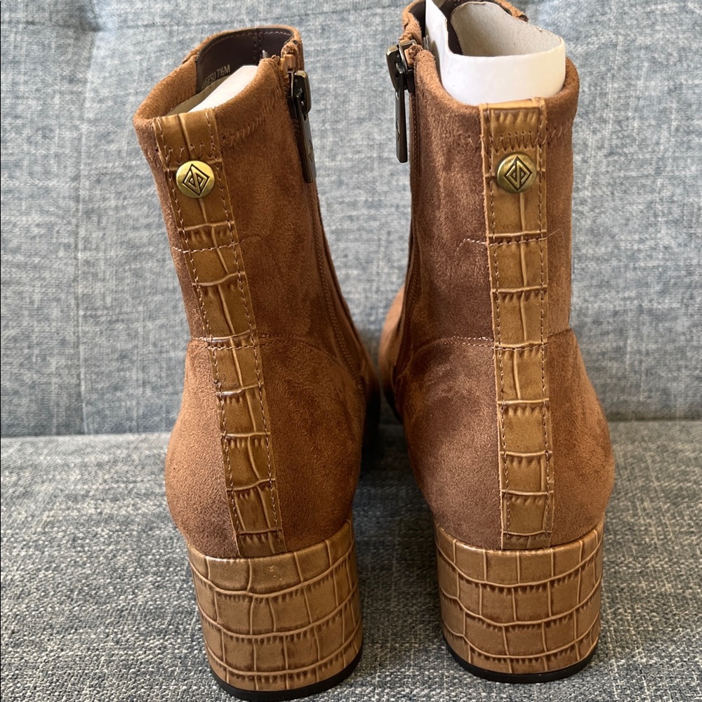 NIB Donald Pliner GAIGE Heeled Ankle Booties in Saddle - Picture 9 of 13